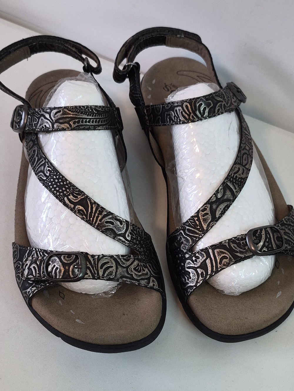 Taos Footwear Metallic Black Patterned Strap Sandals Size 7